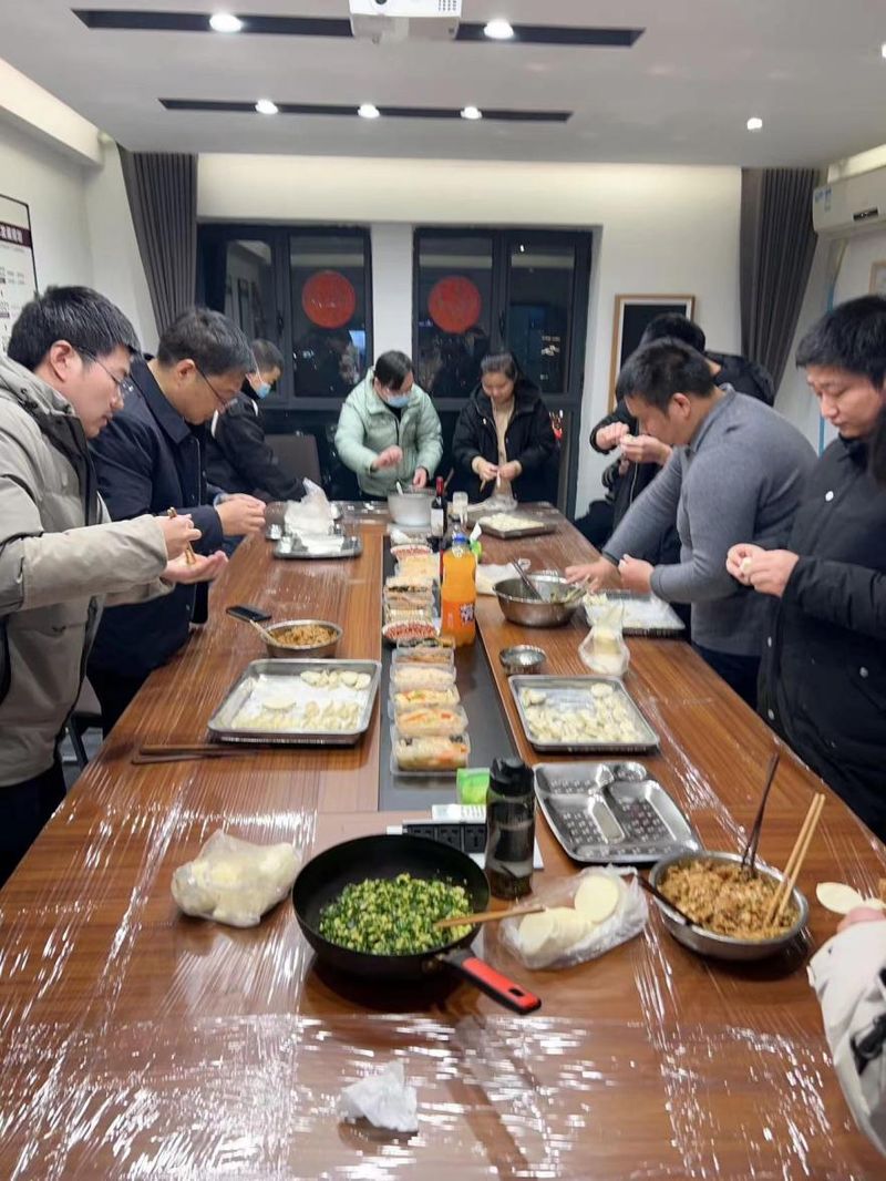通達(dá)軟件公司組織開展“情暖冬至，餃香飄逸”冬至包餃子活動